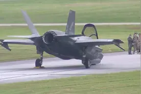 驻日美军一F35战机发生事故：跑道上摇摇晃晃 “屁股朝天”头砸地视频封面