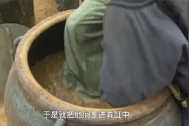 贪官横征暴敛，将坟地划成粮田，对交不上税的百姓“坐粪缸”酷刑视频封面