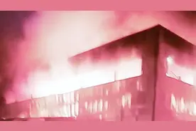 突发！浙江永康一企业发生火灾 目击者：几个出来，二楼快烧完了视频封面