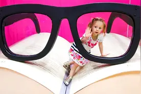 有趣萌娃：打卡儿童巨型物品博物馆，娜斯嘉会遇到哪些好玩的事？视频封面