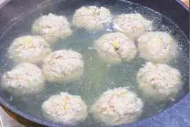 厨师长教你做清汤狮子头，肉丸子成团不松散有技巧，鲜香滑嫩