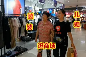 犟媳妇和婆婆挽手逛商场，红上衣搭配黑裤子，婆婆穿上显得真精神