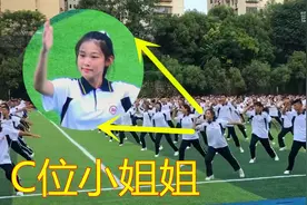 一首歌曲《你笑起来真好看》火爆全网，美女C位出镜，网友：爱了