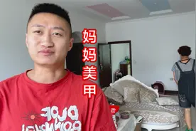 妈妈在家做美甲，还和闺蜜抱怨自己的儿子，家蒙在一旁话都不敢说