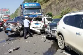 你踩刹车的方法对吗？高速开车这样踩刹车，简单又安全关键能救命视频封面