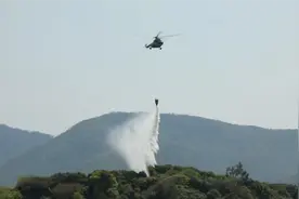 第一视角看直升机吊桶灭火：5秒倾倒3.4吨水