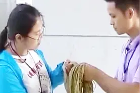 苎麻深加工时用微生物脱胶，出来的纤维品质上乘，对环境也没影响