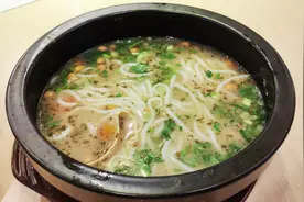 26元一碗的过桥米线配菜有十多种，汤头鲜美米线爽滑真好吃