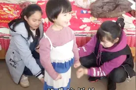 大冬天两个姐姐给小妹妹做裙子穿，彤彤穿上就乐啦，真的太漂亮