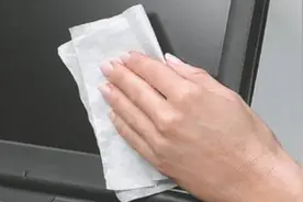 电脑屏幕脏了不要用水擦，教你窍门，擦完比新买的还干净，太棒了