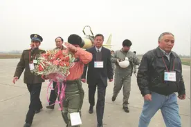 离死神最近的人！揭秘中国空军试飞员，空中发动机停车还要飞视频封面