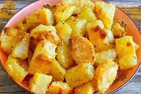 焦香土豆做法，切块煮至七成熟，加入黄油盐，入炉烤至金黄香酥视频封面