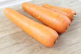 切胡萝卜，30年老厨师教我2招，新手也能切得又快又好看，快学学