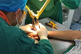 女子右手戴9枚戒指，食指被4枚戒指卡死肿胀 医生无解求助消防视频封面