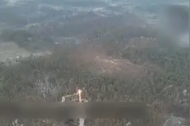 俄军扫雷车清雷现场：一次投射超1吨炸药 两条百米爆破索同时冲天视频封面