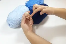 如何把一个秃头的芭比娃娃装上秀发呢，用针和毛线就行，学会了吗