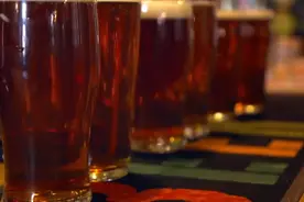 教你“正确”喝啤酒，让你过年聚会时，连吹5瓶都没事！视频封面