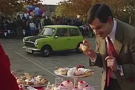 [憨豆先生]的小绿车被坦克压扁了，悲伤了之后的.....