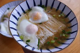 早餐花几分钟做荷包蛋清汤面，从小吃到大也不腻，简简单单又营养