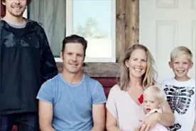 恐怖直播！加拿大一女子在给父亲打电话时被熊咬死视频封面