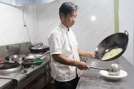厨师长教蛋炒饭，真没想到加了这几步，米饭更加松散，粒粒爆香视频封面