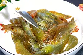 去虾线用牙签是大错！大厨教你一招，一秒一个干净又完整，真实用