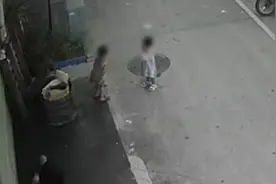 东莞两孩子推搡家长加入后矛盾升级，教育方式惹争议视频封面