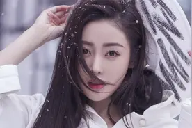 张天爱的“直角肩”火了，但年龄成谜的她，却因张艺谋而暴露谜底