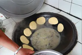 东北天旱高温 老两口用玻璃瓶捂鱼 锅贴大饼子鱼汤