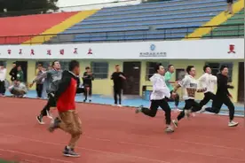 贵州一高校摄像师狂奔快过运动员，当事人：我本身也是体育生视频封面