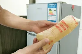 太搞笑了，小伙儿把豆浆放入冰箱冷冻，这是要吃豆浆冰棍儿吗？视频封面