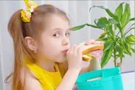 小女孩上课忘记带午餐，同学发现后及时分享食物，互相帮助太棒了