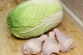 白菜搭配3个鸡腿，教你好吃新做法，鲜嫩入味，香气四溢，真解馋