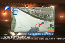 电动车载一家四口上路，孩子掉落遭轿车碾压，母亲目睹全过程崩溃视频封面