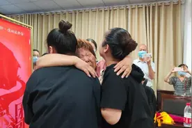 跨越半生的重逢！安徽双胞胎失散30年后在四川团圆视频封面