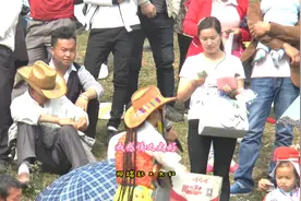 贵州流浪歌手陈思念连唱几首歌曲，真好听