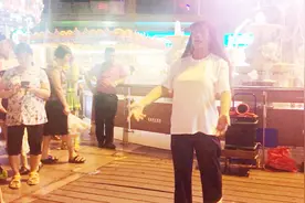 全国最牛广场舞，“两个球”甩出了新高度，太厉害了