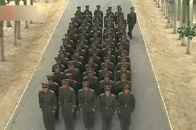 军旗飘扬：解放军改编成边防武警部队，换上新军装真是太帅了！视频封面