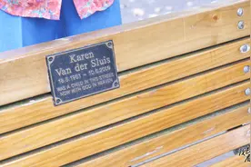 新西兰一位老婆婆的女儿在48岁去世，老婆婆做了把椅子纪念她视频封面