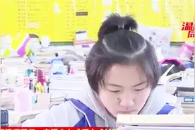 这个女学生更像“男孩”，师友戏称有“须眉气”，性格乐观向上