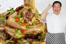 传统做法的脱骨肘子，浇上老厨的秘制料汁，鲜香软糯，香辣解馋