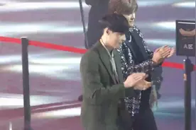 张艺兴罗志祥护送师父黄磊上台领奖，两个熊孩子，男人帮又发糖了