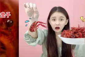 小龙虾里有“寄生虫”？一只一只剥开皮检查，腮里竟有黑色的东西