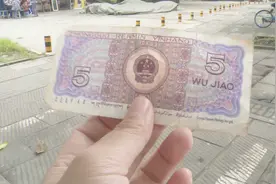 超市拒收5角人民币？ 营业员：据说不流通了 银行：没有的事视频封面