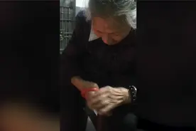 温暖！85岁耳背老人摘手镯送聊天的陌生女孩，女孩：收受不起视频封面