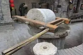 “门有五谷虫，家人受尽穷”，搬开门口老物件