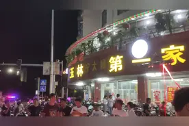玉林狗肉节，实拍玉林最出名的狗肉一条街，看看吃狗肉的人多吗？