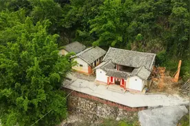 广东农村发现一户人家，门前就是自己的池塘和大马路，这环境真好视频封面