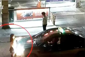 酒水女一路玩手机不理男顾客 男顾客一气之下连抢两部手机视频封面