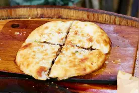 为什么这个“烧饼”会叫“掉渣烧饼”？你吃过吗？